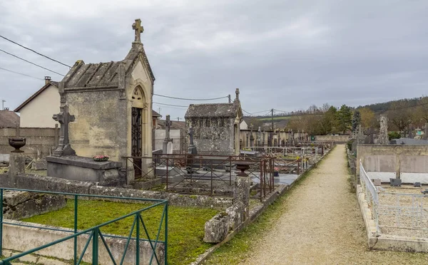 フランス北東部のグランド イーストにあるマウス部門の大都市 ヴェルダンの墓地での印象 第一次世界大戦の主要な戦闘にその名を与えることでよく知られている — ストック写真