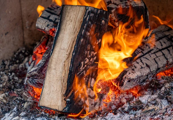 Nahaufnahme Eines Brennenden Feuers Mit Holzbalken Flammen Und Einem Feuerlöscher — Stockfoto
