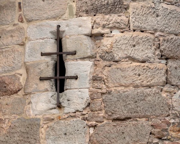 历史城墙的细节 包括一个有栅栏的箭头狭缝 — 图库照片