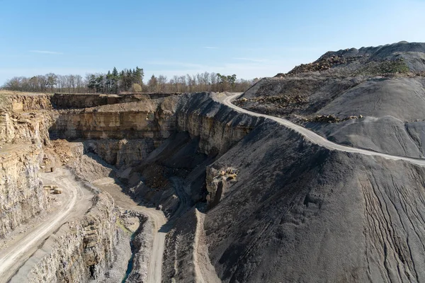 Çakıl Yollu Çakıllı Güneşli Havası Olan Bir Açık Maden Manzarası — Stok fotoğraf
