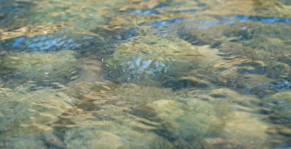 Снимок Низким Углом Показывающий Текущую Поверхность Воды Некоторыми Отражениями Мелкой — стоковое фото