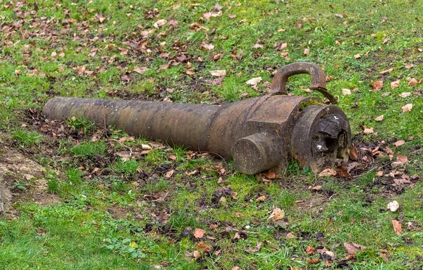 ヴェルダン周辺の歴史的な戦場で地上の壊れた砲身は 1916年2月21日から12月18日までフランス西部戦線で戦った — ストック写真