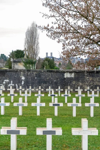 Εντυπωσιασμός Γύρω Από Στρατιωτικό Νεκροταφείο Στο Βερντέν Μια Μεγάλη Πόλη — Φωτογραφία Αρχείου