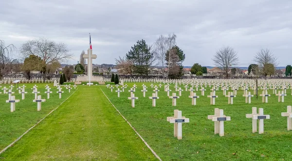 Εντυπωσιασμός Γύρω Από Στρατιωτικό Νεκροταφείο Στο Βερντέν Μια Μεγάλη Πόλη — Φωτογραφία Αρχείου