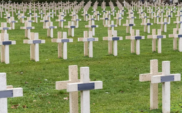 法国东北部大埃斯特默斯省一个大城市凡尔敦的军事公墓周围的印象 — 图库照片