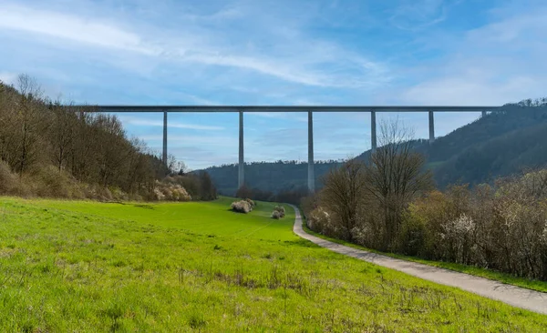春天里 德国南部布劳恩巴赫附近的科彻高架桥周围的景象 — 图库照片