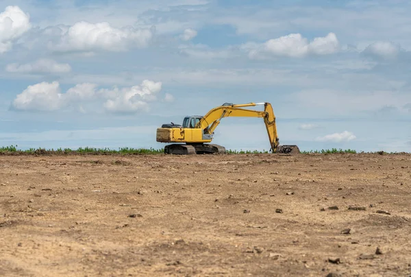 Ufukta Toprak Yüzeyinde Sarı Kazıcı Var — Stok fotoğraf