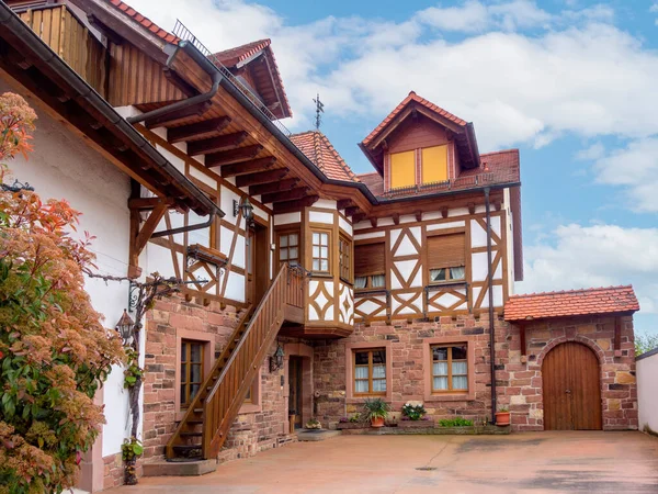 ドイツのラインラント プファルツ州の南ワイン街道地域にある牧歌的な伝統的な半木造家屋 — ストック写真