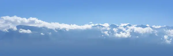阳光普照的高山风景展现了山脉和蓝天前的云彩 — 图库照片
