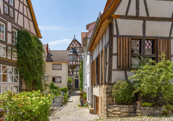 여름에 남부의 Heilbronn 지구의 역사적인 Bad Wimpfen의 화창한 스톡 이미지