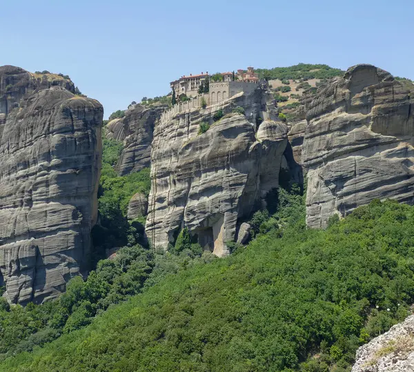 位于希腊中部马其顿半岛和部分地区Chalkidiki的一个岩层上的小居民点 — 图库照片