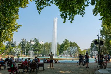 Yerliler ve turistler Margaret Adası - Budapeşte, Macaristan 'daki çeşme gösterisinin tadını çıkarıyorlar.