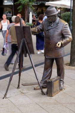 Macar ressam Ignac Roskovics 'in (18541915) bronz heykeli, Mihaly Kolodko' nun (2014) Szechenyi Zinciri ve Elizabeth Bridges - Budapeşte, Macaristan