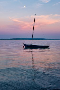 Balaton Gölü 'nün altında demirlemiş küçük yelkenli teknesi - Revfulop, Macaristan