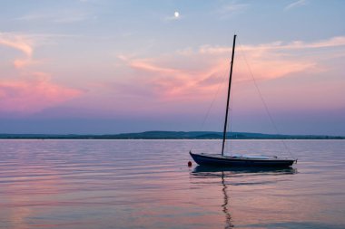 Balaton Gölü 'nün altında demirlemiş küçük yelkenli teknesi - Revfulop, Macaristan