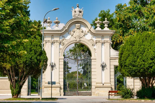 Festetics Palace Entrance Gate Кестхей Венгрия — стоковое фото