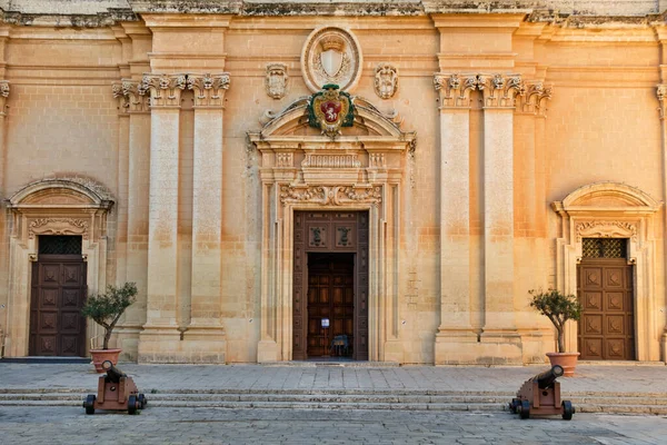 圣保禄大教堂的主要门廊 上爬着Mdina市的纹章 Ramon Perellos Roccaful和Davide Cchos Palmieri主教 马耳他Mdina — 图库照片