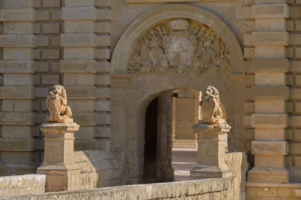 在马耳他Mdina通往寂静之城的大门口 石狮手持Vilhena的纹章 — 图库照片