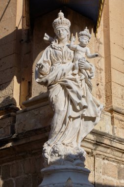 Annunciation Kilisesi 'nin köşesindeki Carmelite Kilisesi' nin hanımefendisi Mdina, Malta