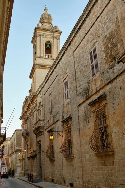 马耳他Mdina黄昏时的钟楼 也被称为The Carmelite Church — 图库照片