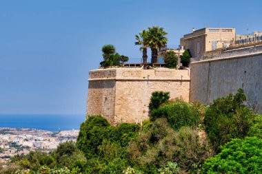 Mdina 'nın tahkimatları bir dizi savunma duvarı ve kaleleri - Mdina, Malta