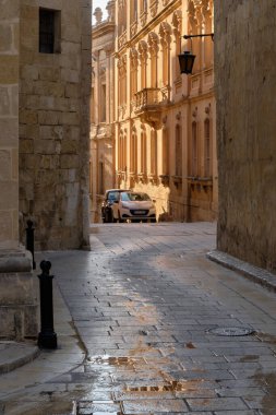 Sabah temizliğinden sonra Sessiz Şehir 'in sessiz, dolambaçlı bir caddesi - Mdina, Malta