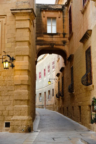 Una Calle Estrecha Sinuosa Con Pasillo Arqueado Mdina Malta — Foto de Stock