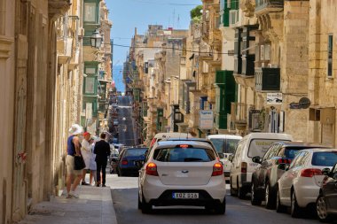 Valletta 'nın dar bölgesindeki en otantik caddelerden biri olan St. Paul' s Caddesi 'nde geziniyor.