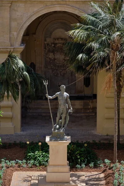 グランドマスター宮殿の中庭にネプチューン バレッタ マルタ — ストック写真