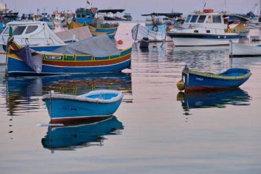 Limana demirlemiş tekneler - Marsaxlokk, Malta