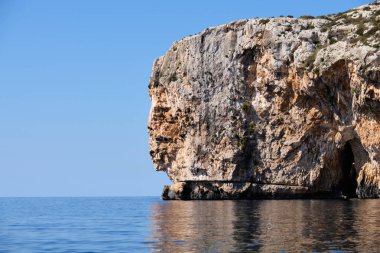 Mavi Grotto 'daki Akdeniz' in berrak mavi sularından yükselen kayalıklardan biri - Qrendi, Malta