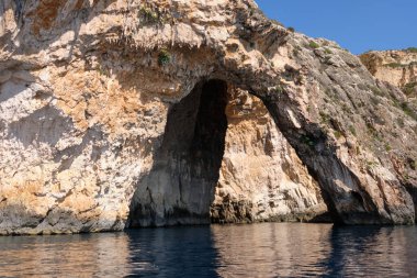 Blue Grotto 'daki doğal bir kemer yüzyıllar sonra denizin akan suyuyla oluşmuştur - Qrendi, Malta