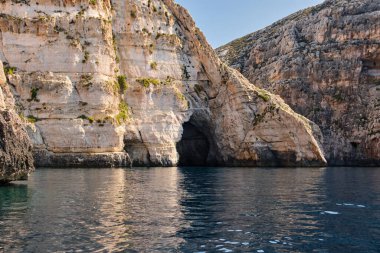 Blue Grotto 'daki altı mağaradan biri yüzyıllar sonra denizin akan suyuyla oluşturuldu - Qrendi, Malta