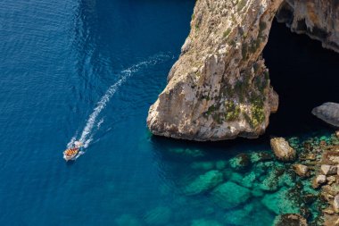 Blue Grotto 'daki bir turist teknesi Blue Wall ve Grotto Viewpoint' ten çekilmiş.