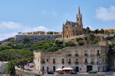 Mgarr limanının yukarısındaki Loreto Kilisesi Gozo Ghajnsielem, Malta