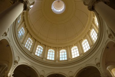 Cennete Bakire Meryem 'in varsayımının neoklasik kilisesinin alışılmadık eliptik kubbesi Mgarr, Malta