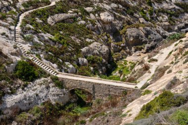 Kantra Vadisi 'ndeki bu küçük yaya köprüsü Heritage Trail' in bir parçasıdır.