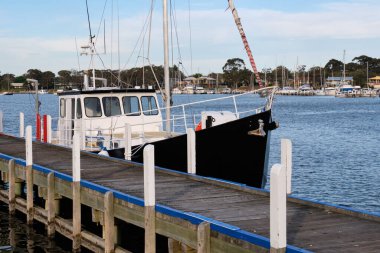 İskeleye demirlemiş balıkçı teknesi - Paynesville, Victoria, Avustralya