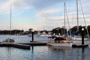 Bağlanan tekneler ve Paynesville - Raymond Adası Feribotu - Paynesville, Victoria, Avustralya