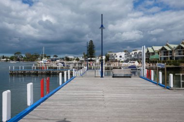 Bancroft Körfezi 'ndeki marinada Metung, Victoria, Avustralya