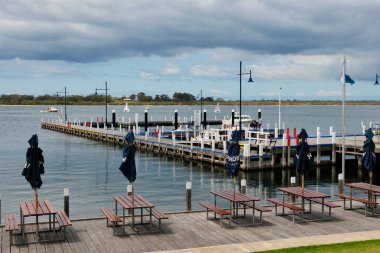 Bancroft Körfezi kıyısında sezon öncesi - Metung, Victoria, Avustralya