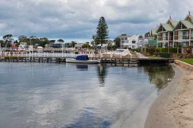 Bancroft Körfezi kıyılarında Gippsland Gölleri 'nin kalbinde Metung, Victoria, Avustralya