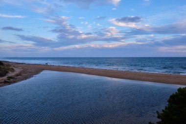 Okyanustan birkaç metre uzakta, Torquay, Victoria, Avustralya