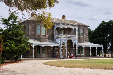 Barwon Park, görkemli bir 42 odalı mavi taşlı İtalyan malikânesi, 1871 yılında öncü ve papaz Thomas Austin ve eşi Elizabeth Winchelsea, Victoria, Avustralya tarafından inşa edilmiştir.