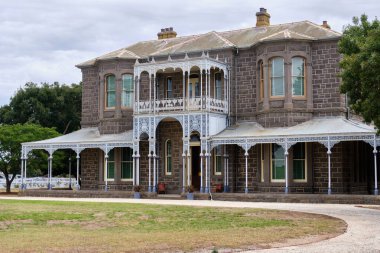 Barwon Park, görkemli bir 42 odalı mavi taşlı İtalyan malikânesi, 1871 yılında öncü ve papaz Thomas Austin ve eşi Elizabeth Winchelsea, Victoria, Avustralya tarafından inşa edilmiştir.