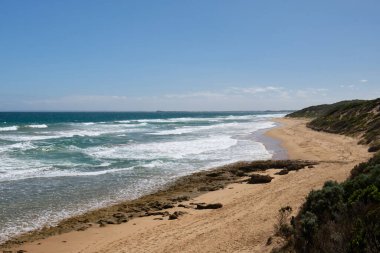 Back Beach veya Surf Beach, yaklaşık 900 metre uzunluğundaki ana okyanus plajıdır.