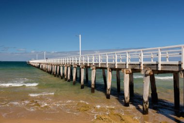 İskele oldukça uzun bir yapıdır ve balıkçılar ve martılar arasında çok popülerdir - Point Lonsdale, Victoria, Avustralya