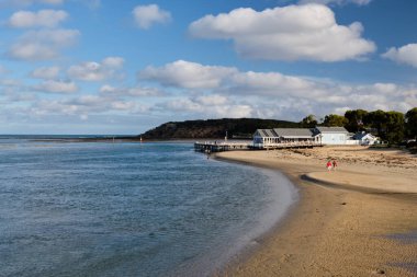 The Heads iskelede ikonik bir restoran Barwon Heads, Victoria, Avustralya