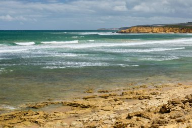 Büyük Okyanus Yolu 'nun başındaki Sörf Sahili Torquay, Victoria, Avustralya
