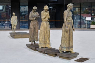 Rowan Gillespie (2017) tarafından yapılan bu dört heykel, Van Diemen 'in Toprakları - Hobart, Tazmanya, Avustralya -' ya nakledilen mahkum kadın ve çocuklarını anmaktadır.